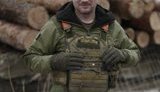 Боєць 13-го окремого десантно-штурмового батальйону Сергій Назаренко: "В новому терміналі Донецького аеропорту ми знайшли багато делікатесів. А хліба не було. І чорна ікра на армійській галеті мала досить екстравагантний вигляд"