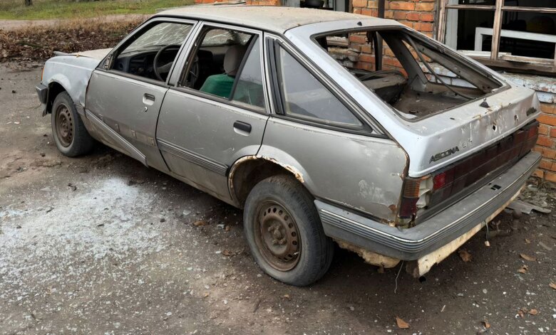 Автомобіль пошкоджений російським обстрілом