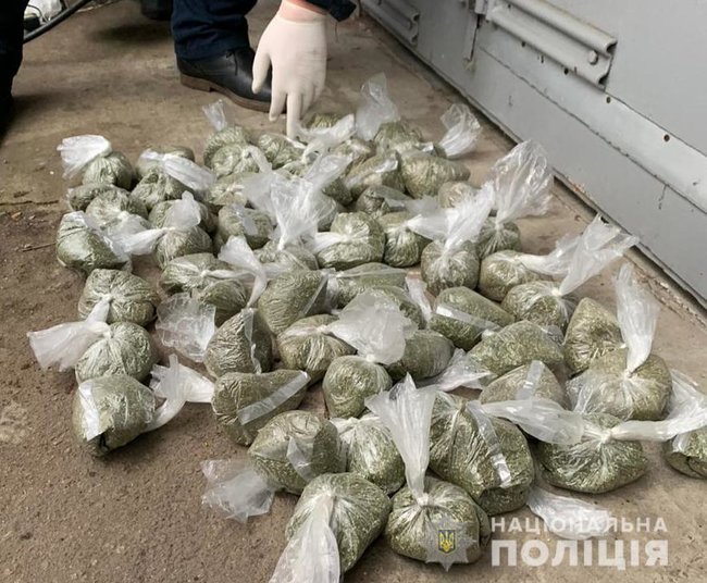 Військовослужбовців одного з розвідувальних батальйонів на Житомирщині впіймали на виготовленні та збуті наркотиків: вилучено зброю, валюту і товар на мільйон 04