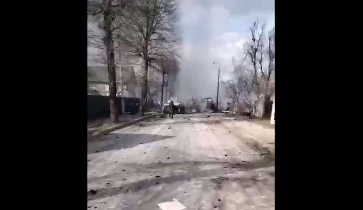 "Это кадыровцы ..банные! Как пришли, так на тот свет и ушли!": знищення колони російських окупантів в Бучі. ВIДЕО