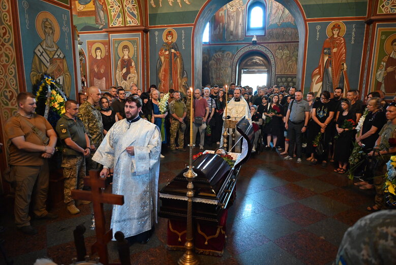 Із загиблим сержантом 68-ї ОЄБр Антоном Усовським попрощалися у Михайлівському Соборі 28