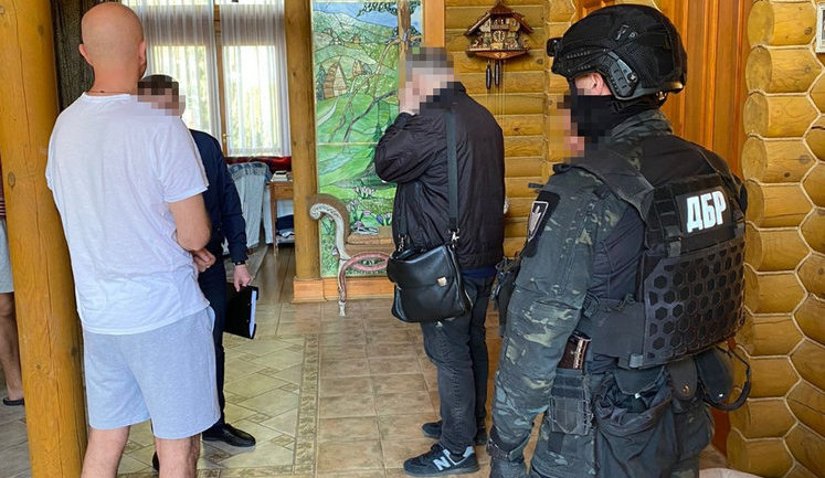 Суд арештував 40 млн грн на рахунках підприємств родичів Медведчука та Козака, а ДБР провело чергові обшуки. ФОТО