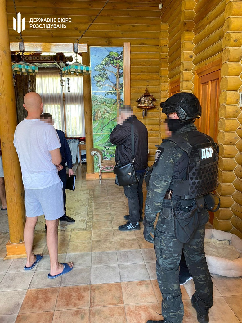 Суд арештував 40 млн грн на рахунках підприємств родичів Медведчука та Козака, а ДБР провело чергові обшуки 01