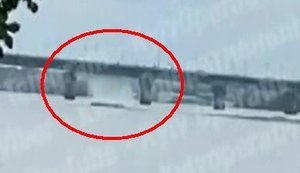 На мосту Патона Києві знову прорвало трубу: в Дніпро хлинув водоспад. ВІДЕО