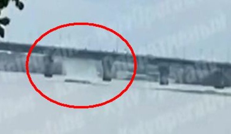 На мосту Патона Києві знову прорвало трубу: в Дніпро хлинув водоспад. ВІДЕО