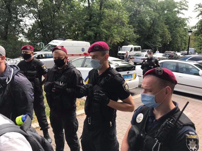 Полиция мешает экоактивистам проводить под Радой акцию в поддержку сортировки мусора: взяли в кольцо, действуют, как гопота, - Казанский 01