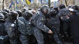 Во Львове на Холме Славы развернули красный флаг, происходят стычки и словесные перепалки