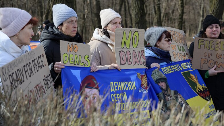 В Киеве собрались семьи военнопленных возле посольства США