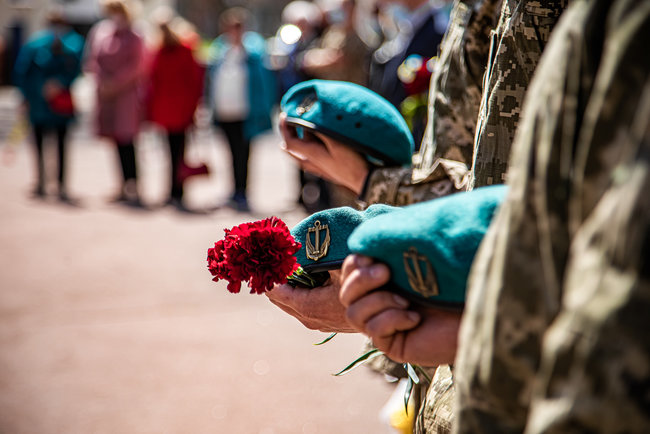 Меморіальну дошку загиблому на Донбасі морпіху 36-ї ОБрМП Олександру Швецю відкрили в Олександрії 25