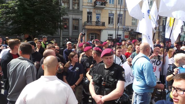 Шибениця, голова Леніна і бійки, - активісти пікетують КС з вимогою не скасовувати закон про люстрацію 33