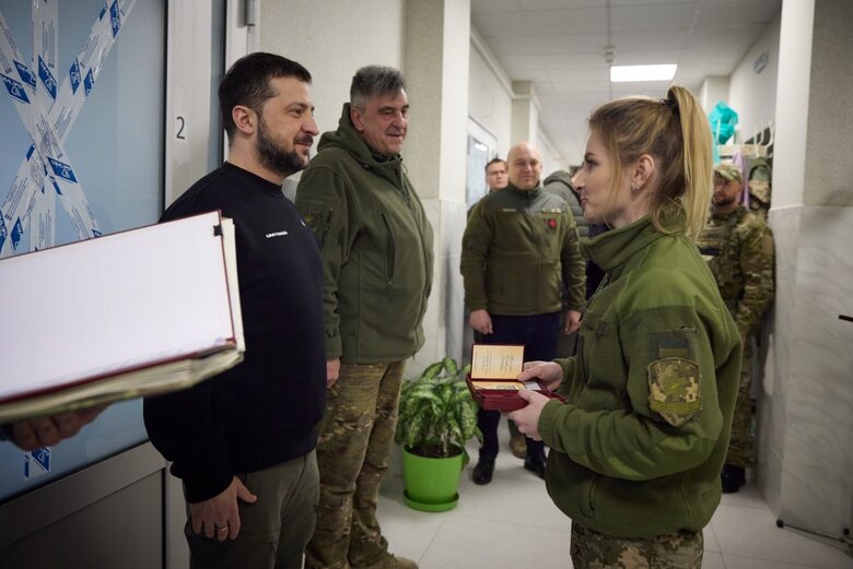 Зеленский на Харьковщине вручил награды военным 16