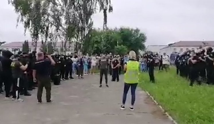 Патрульний постраждав на Рівненщині у сутичці під час візиту "слуги народу" Литвиненка на мітингу, організованому через заяви нардепа про особливий статус Донбасу. ВIДЕО