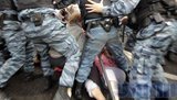 Под Печерским судом милиция избила нашего активиста. Ему вызвали "скорую", - БЮТ. ФОТОрепортаж