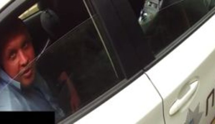 Odesa city council candidate from Petro Poroshenko Bloc Dmytro Shmanov tried to get his son off road accident and insulted police officers. VIDEO