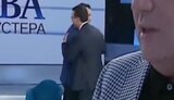 Советник Ермака Арестович и пророссийский политик Мураев обнимаются во время рекламной паузы на одном из политических ток-шоу. ВИДЕО