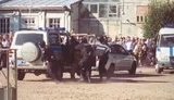 Российский ОМОН провел показательное задержание на школьной линейке в Санкт-Петербурге. ВИДЕО