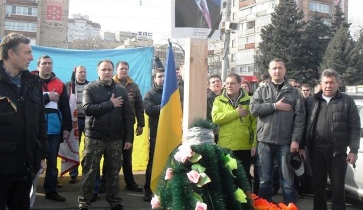 В Черкассах установили виселицу и прибили на нее портрет Януковича. ФОТО