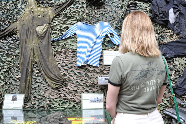 Кресло-катапульта, образцы снарядов и личные вещи рашистов: На Андреевском спуске открылась благотворительная выставка Спротив-2022 51 Кресло-катапульта, образцы снарядов и личные вещи рашистов: На Андреевском спуске открылась благотворительная выставка Спротив-2022 51