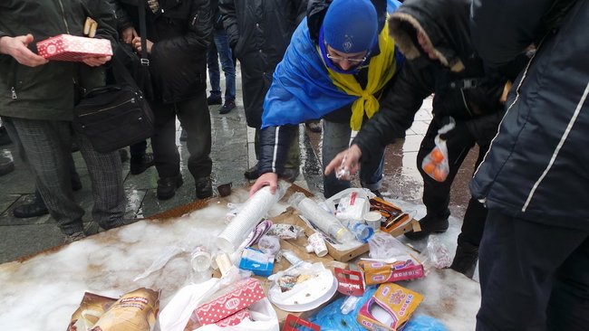 У центрі Києва відбулась акція Кава на Майдані, учасників пригощали тортами та цукерками 18