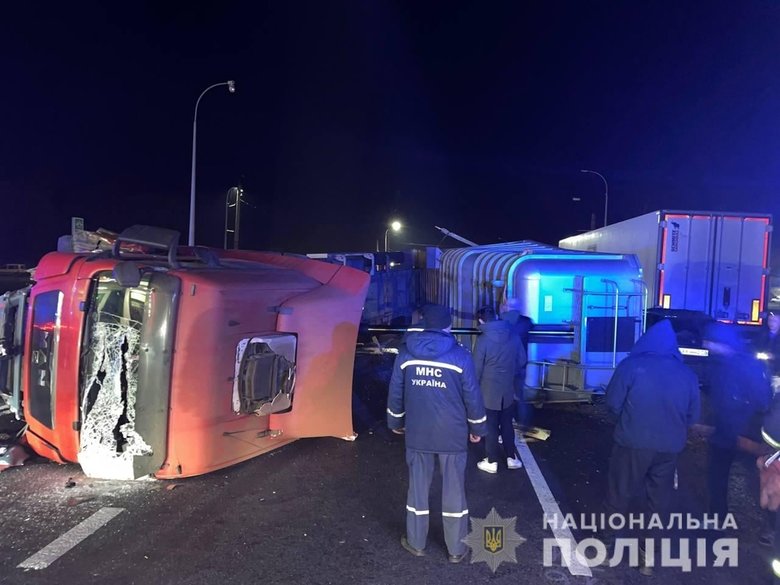 Фура раздавила такси в Харькове – есть погибшие 04