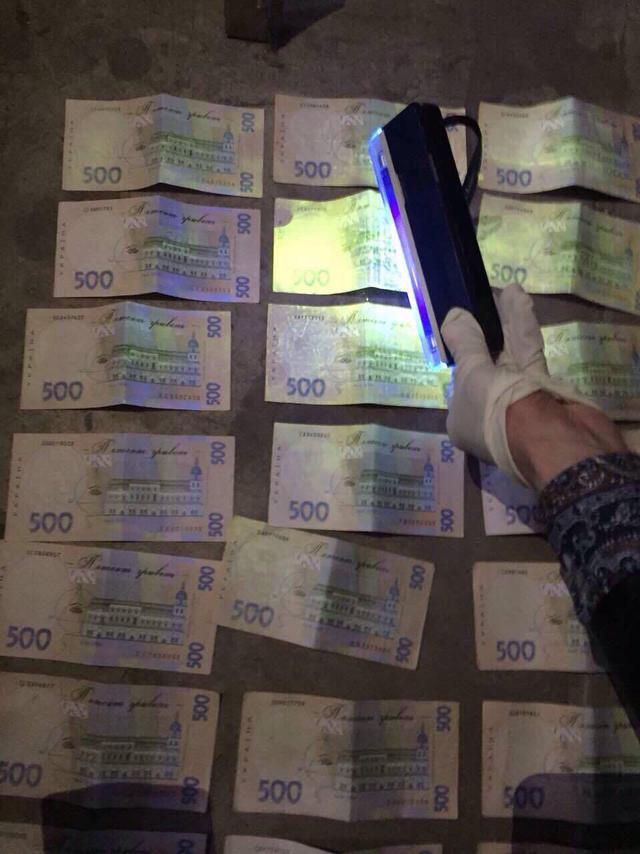 Хабарників із НДІ затримали в столиці 02 Хабарників із НДІ затримали в столиці 02