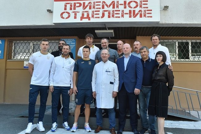 Тренери і гравці збірної України з футболу провідали поранених військовослужбовців, які перебувають на лікуванні в Дніпрі 01