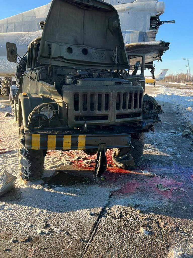 Частково пошкоджений російський Ту-22М3 на аеродромі Дягілево 02