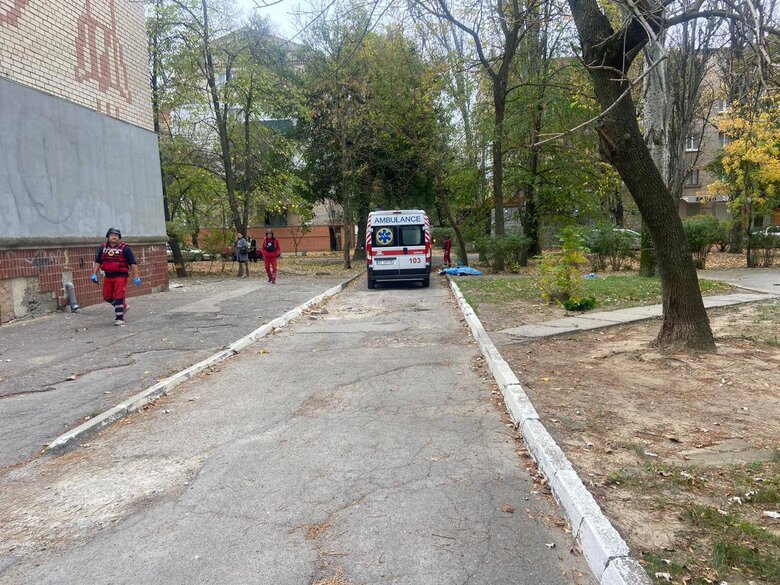 Последствия утренних обстрелов Херсона: погибла сотрудница ГВА, два человека ранены 03