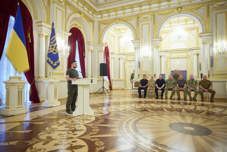 Зеленський вручив ордени Золота Зірка рідним загиблих воїнів, удостоєних звання Героя України 01