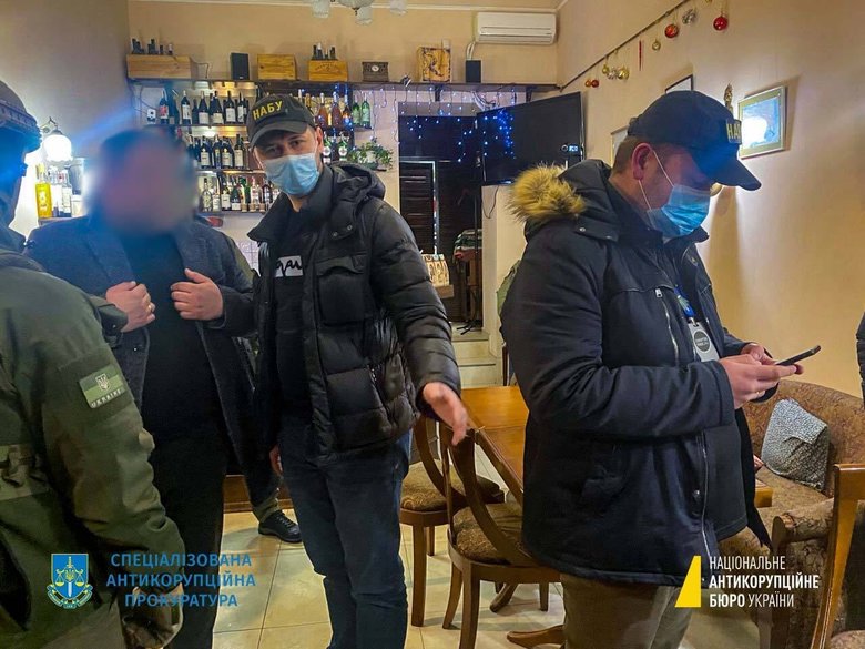 НАБУ викрило нардепа на отриманні 558 тис. грн хабаря, джерела кажуть, це слуга народу Кузьміних 02