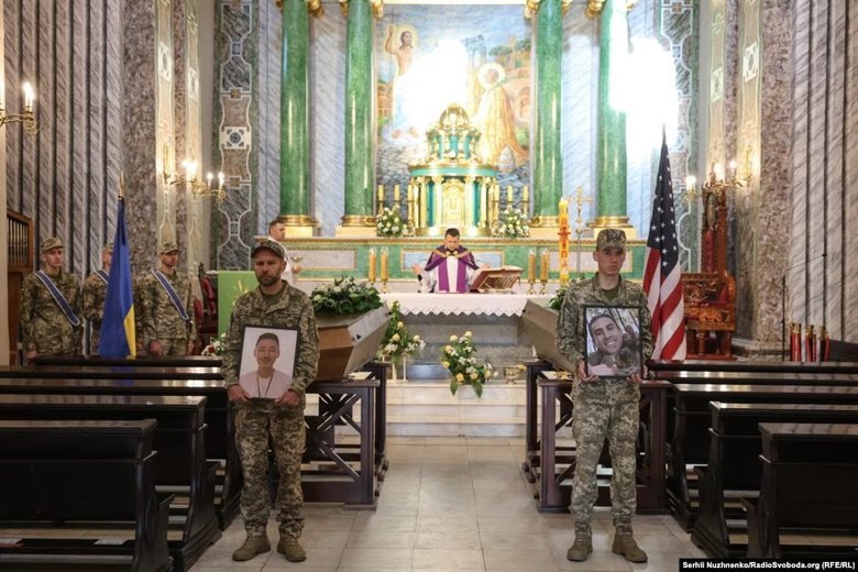 В Киеве простились с добровольцами из США Бенджамином Ю и Спенсером Бернсом Миком