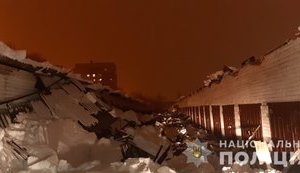 Крыша гаражного кооператива обвалилась в Харькове, в больницу попали двое мужчин