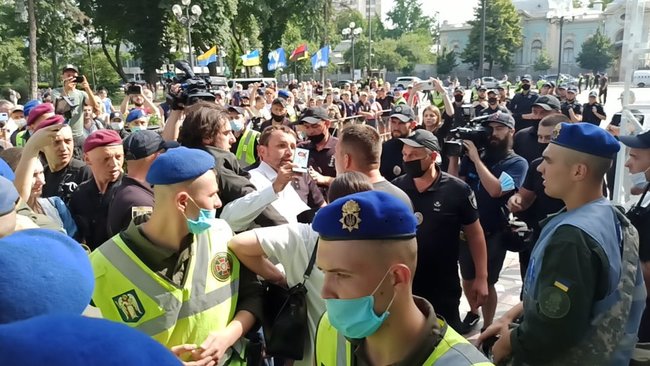 Слуги русификации и Меняю мову на рубли: на акции под ВР произошла стычка - правоохранители пытались задержать митингующего 20