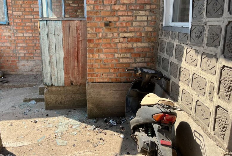 Впродовж дня окупанти били по Нікопольщині дронами та артилерією. Пошкоджені будинки, підприємство, сталося кілька пожеж