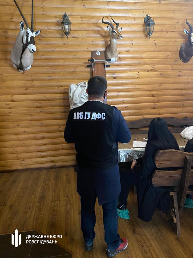 ДБР викрило чиновника Дніпропетровської митниці, який покривав незаконне ввезення імпортних автомобілів 05