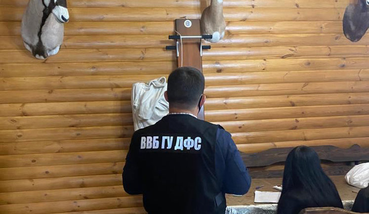 ДБР викрило чиновника Дніпропетровської митниці, який покривав незаконне ввезення імпортних автомобілів. ФОТОрепортаж