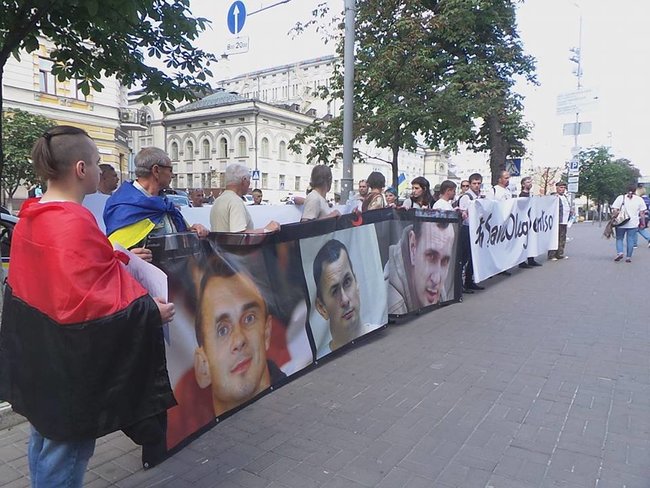 Участники акции Free Sentsov пикетировали посольства Франции и Германии с требованием к Меркель и Макрону лично подключиться к освобождению украинца 10