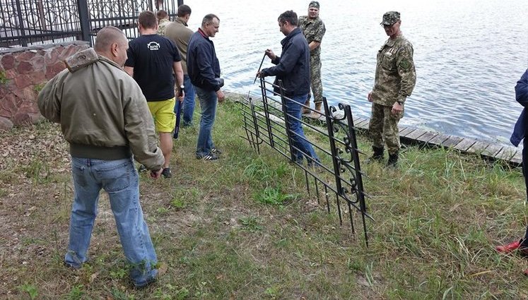 Automaidan and ATO veterans open access to Dnipro river banks near Koncha-Zaspa blocked by illegal construction. PHOTOS