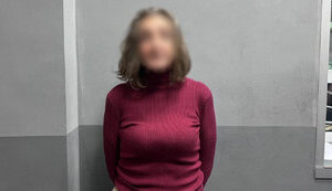 Жінці, яка пошкодила могили захисників у Києві, повідомлено про підозру
