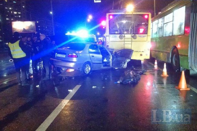 Daewoo врізався в тролейбус у Києві, є загиблий 01