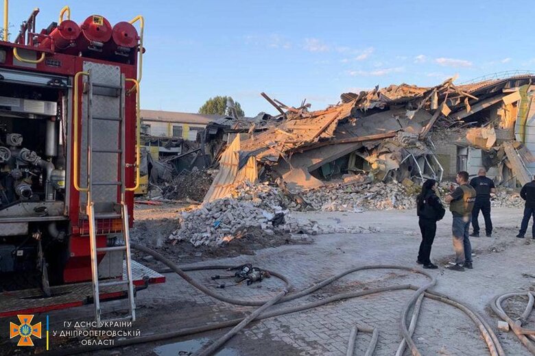 Последствия масштабной вражеской атаки на Днепропетровскую область: погибла женщина, 9 человек ранены 04