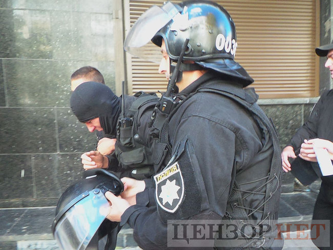 Під час мітингу під ГПУ проти екстрадиції в РФ Тумгоєва сталися сутички: мітингувальники бють вікна, їх у відповідь поливають водою зі шлангів 17