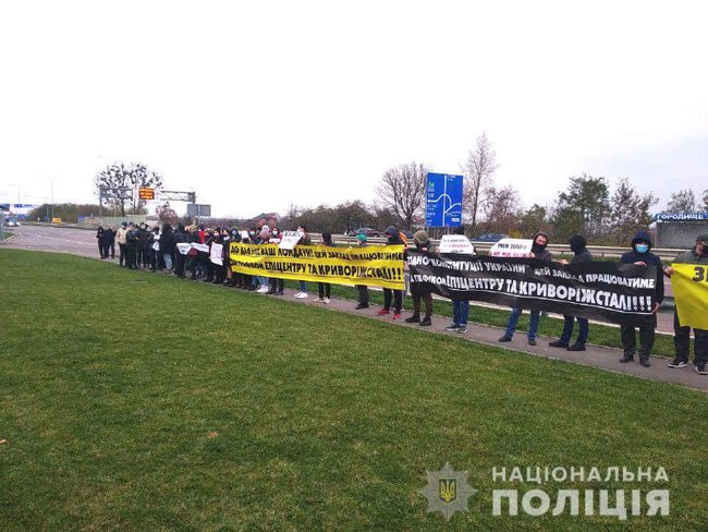 Протестувальники перекривали трасу Київ-Чоп на Рівненщині: вимагають скасування карантину вихідного дня, - поліція 02