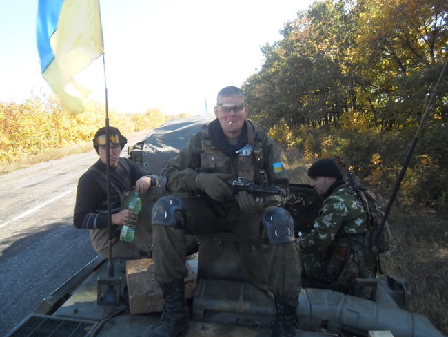 Вдова майора Дениса Лесняка Тетяна Чеснакова: Під час виходу з Дебальцевого Денис узяв виведення дивізіону на себе. Виходили вони з вимкненими фарами, за зірками 10