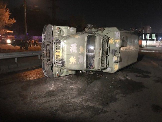 Военный грузовик перевернулся в Киеве 02