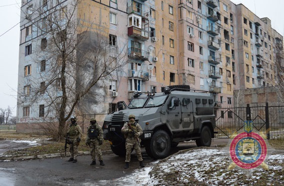 Бойцов спецподразделения КОРД выводят из Авдеевки 02