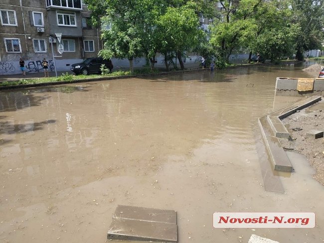 Десятки автомобілів потонули після зливи в Миколаєві 09