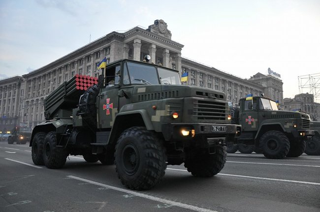 Від Точки-У до Джавелінів: вражаючі кадри 250 одиниць бойової техніки на Хрещатику 42