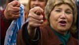 Под крики "Позор!" предприниматели показали Азарову и Ко дулю