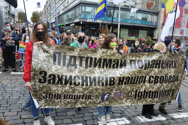 Руху ЛГБТ-маршу намагалася перешкодити жінка, яка лягла на асфальт і кричала про перетворення хлопчиків на геїв 27